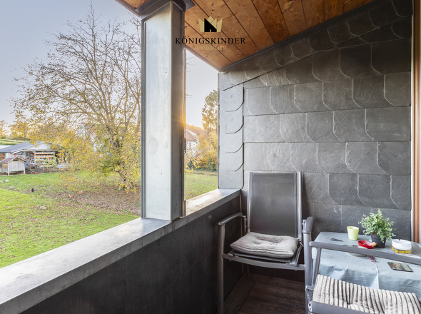 Überdachter Balkon mit Ausblick ins grüne