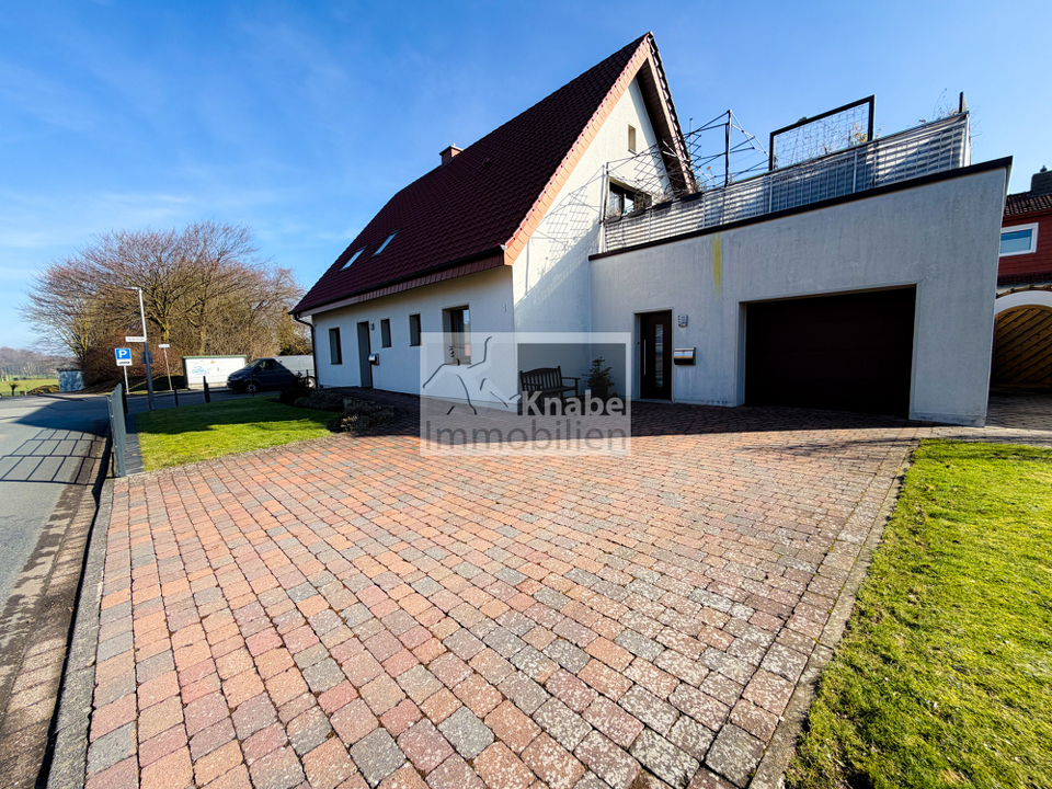 Ansicht mit Hof und Garage