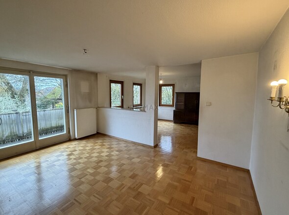 Wohnzimmer mit Balkon