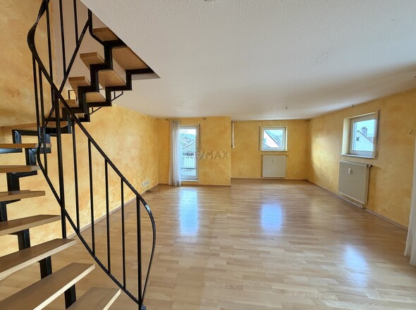 Wohnzimmer mit Treppe (2)