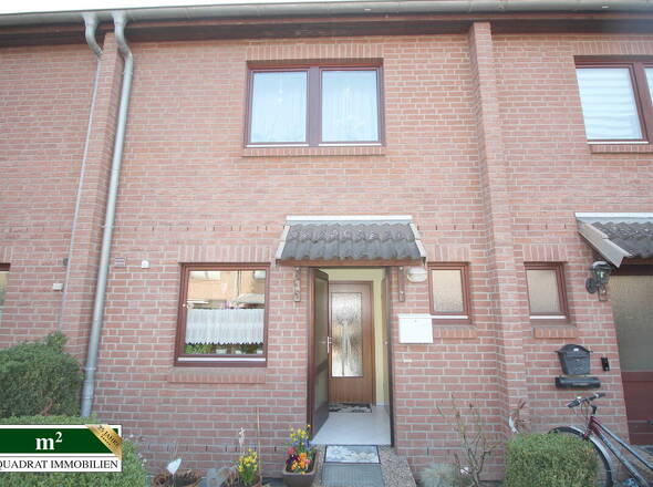 Eingangsbereich und Vorgarten Reihenmittelhaus