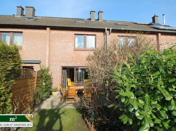 Gartenblick auf Terrasse u. Reihenmittelhaus