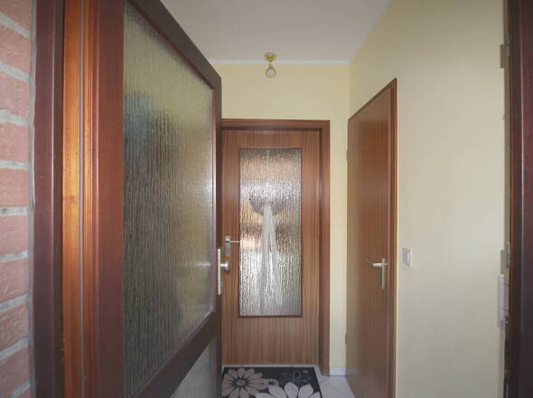 Vorflur mit Tür zum Gäste-WC inkl. Dusche