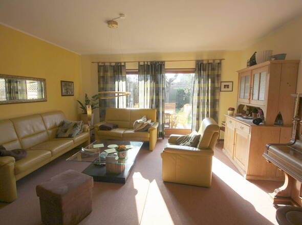 Sonniges Wohnzimmer mit Zugang zur Außenterrasse u. Garten