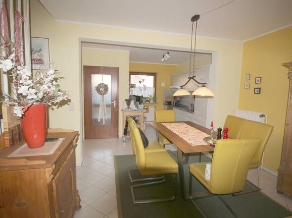 Offene Einbauküche mit Esszimmer