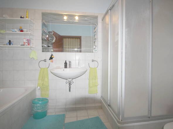 Hauptbad mit Wanne u. Dusche OG