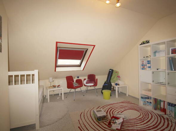 2. Kinderzimmer o. Hobbyraum vorn DG