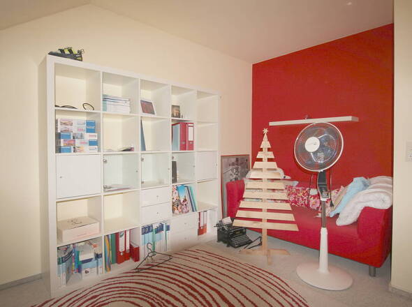 Relaxbereich mit Sofa u. mögl. Ki.zimmer DG