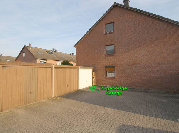 Zugehörige Garage (weißes Tor)