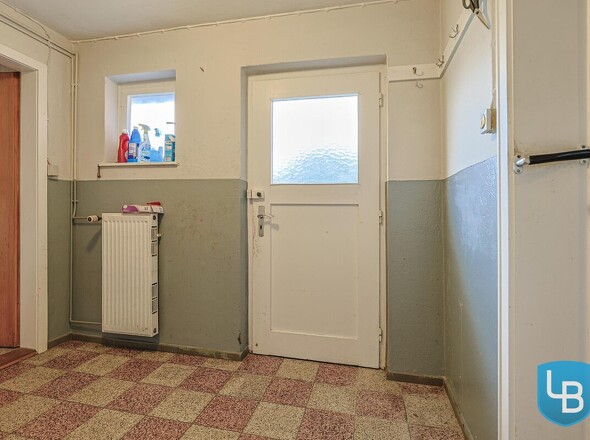 Weiterer Flur mit Außenzugang