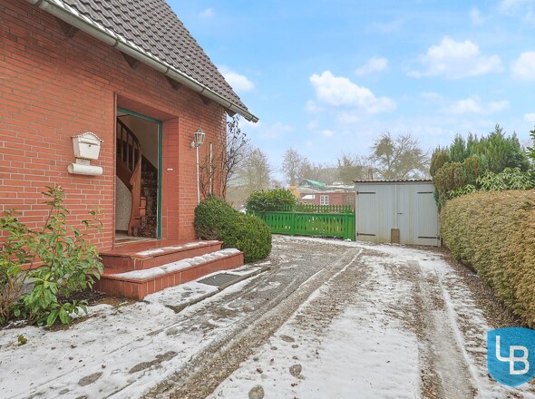 Auffahrt mit Zugang zur Garage ...