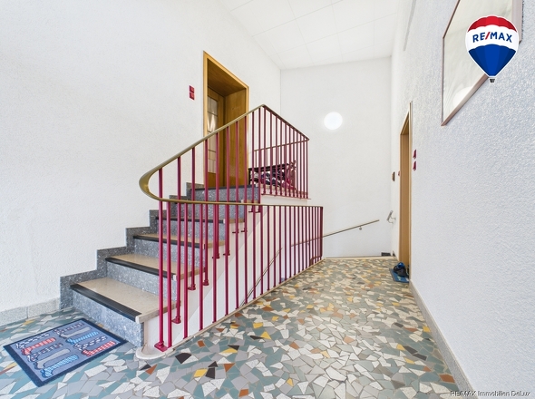 REMAX Immobilien DeLux Eigentumswohnung Treppenhaus Schwalbach Mark Borowicz