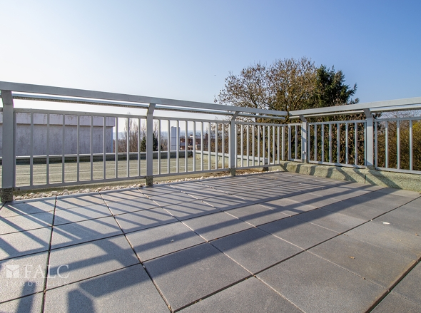 mit Dachterrasse
