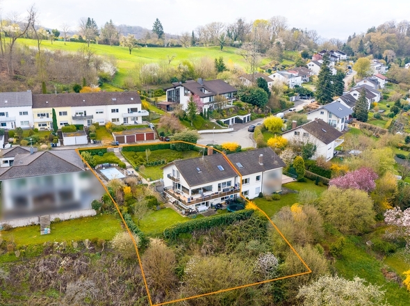 Das Haus mit Grundstück von oben