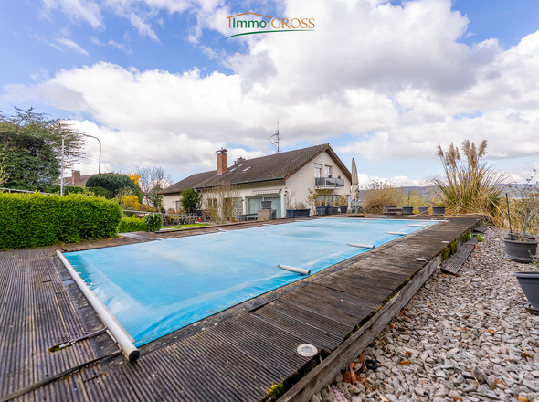 Pool mit Platz für Liegestühle