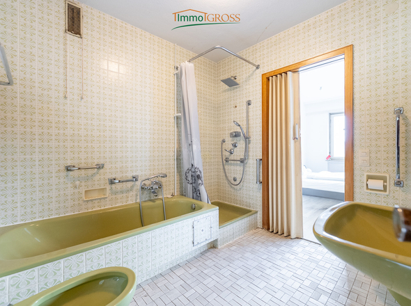 EG - Badewanne und Dusche