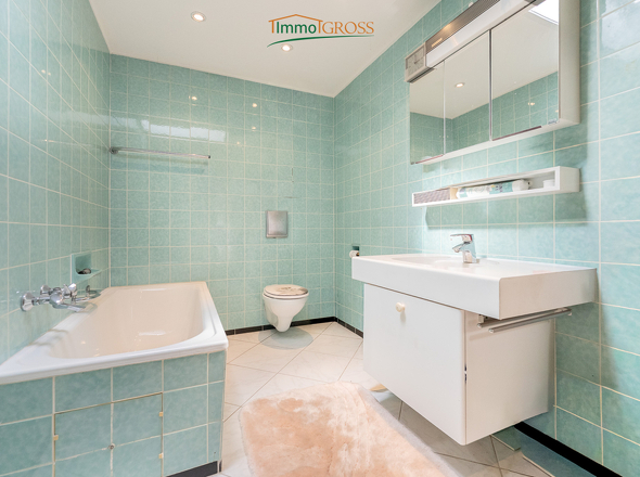 OG - Badezimmer mit Badewanne und Dusche