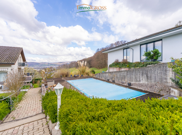 Treppen zum Haus und Pool