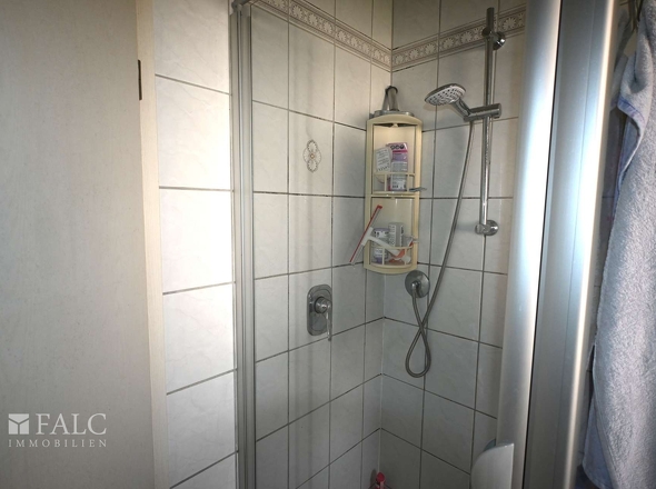 Badezimmer mit Dusche