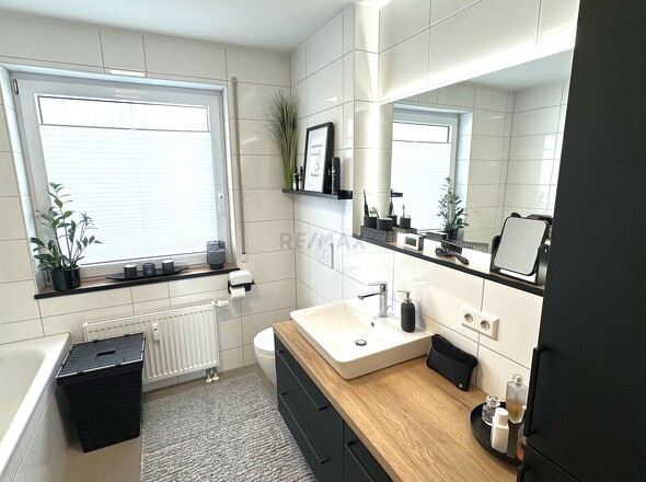 Badezimmer mit WC, Dusche und Badewanne