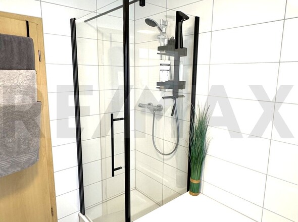 Badezimmer mit WC, Dusche und Badewanne