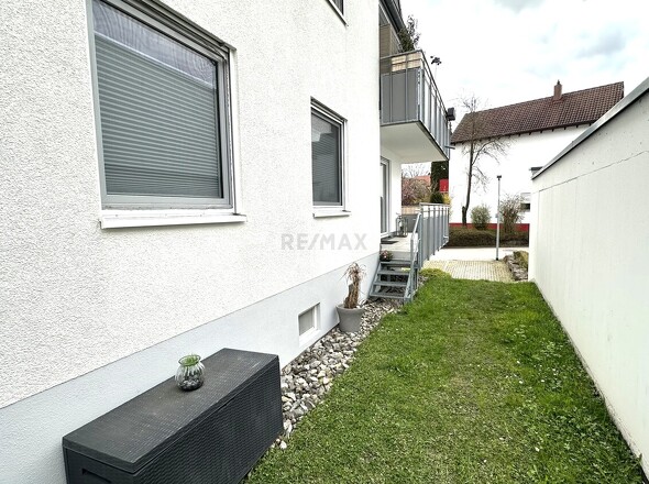 Balkon mit Abgang zur Grünfläche