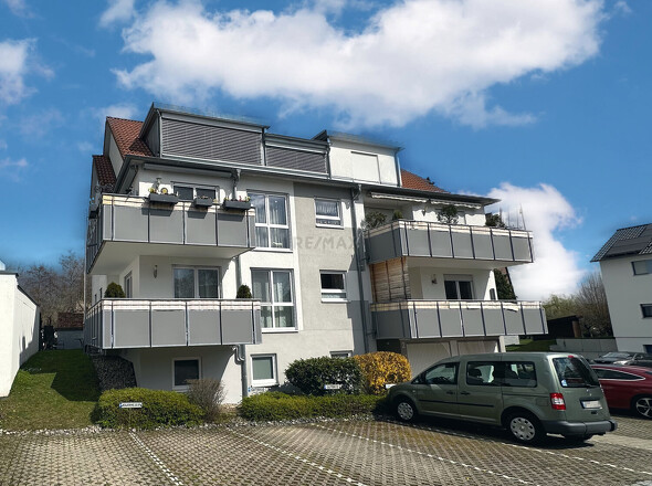 Blick auf Balkon (unten links) mit den beiden Stellplätzen direkt davor