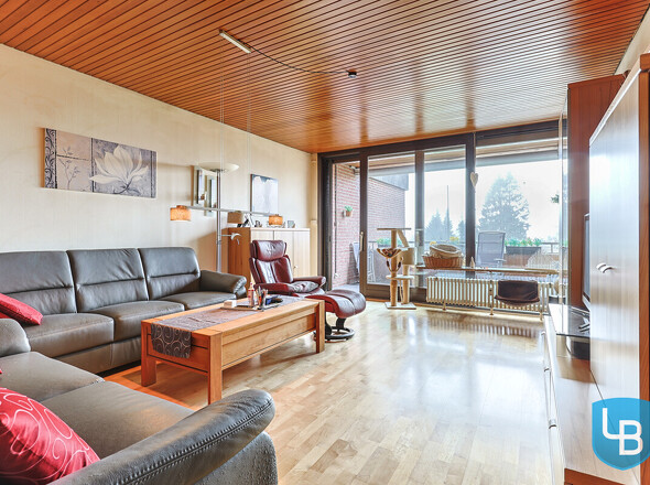 Wohnzimmer mit großem Balkon