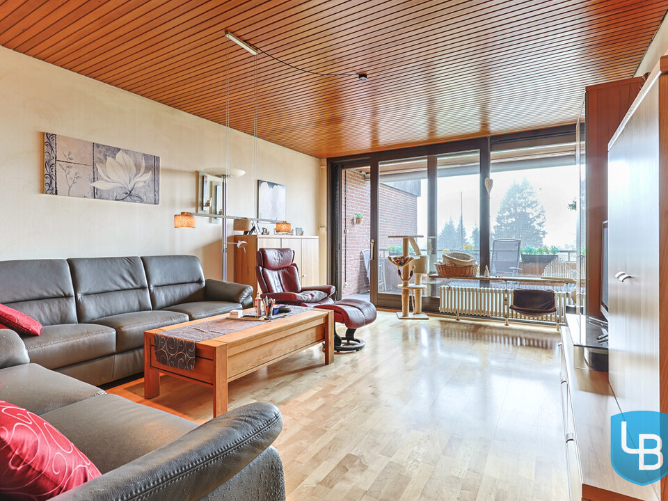 Wohnzimmer mit großem Balkon