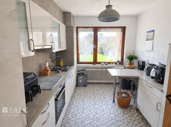 Küche mit Gartenaussicht