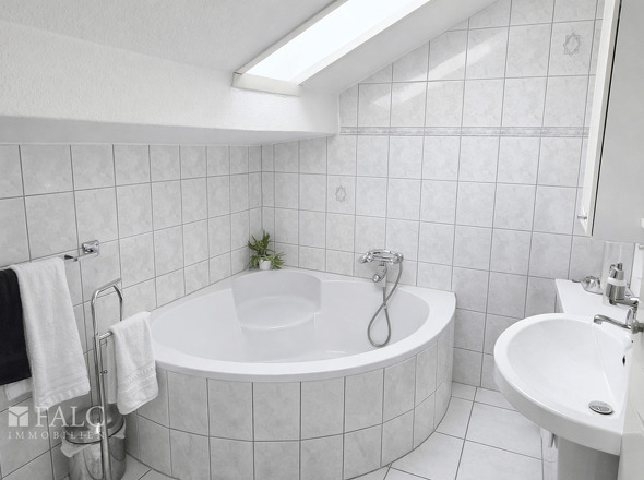 Badezimmer mit Badewanne oben