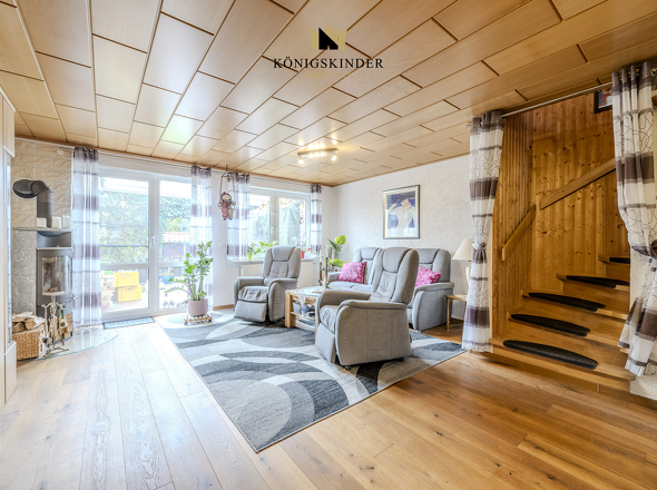 Warmes Anbiente dank Holz und Licht