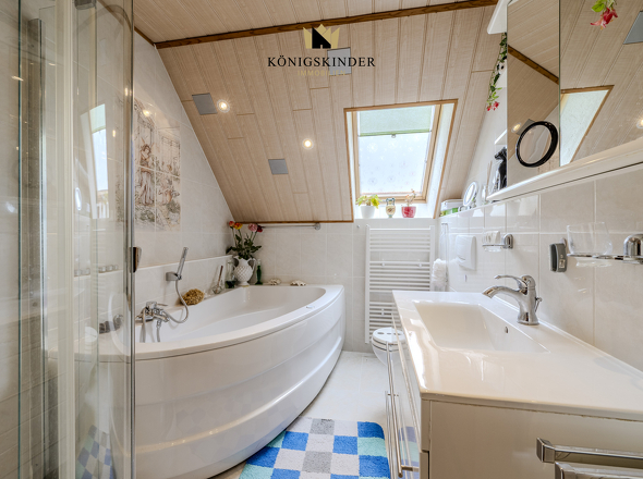 Tageslichtbad mit Wanne 1. OG