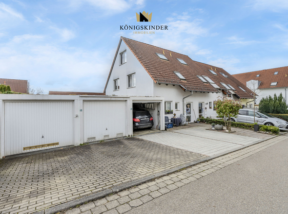 Garage und Stellplatz am Gebäude