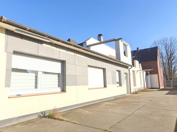 Hof von der Garage - (KI generiert)