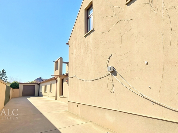 Hof vom Eingang - (KI generiert)