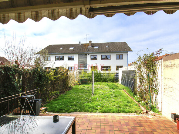 Blick von Terrasse in den Garten