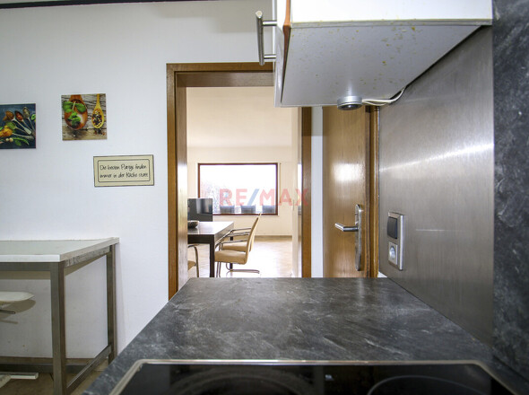 Blick von Küche in Esszimmer