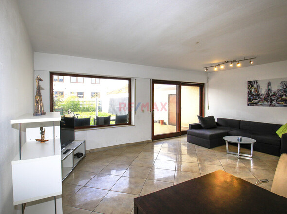 Garagentür grenzt an Terrasse