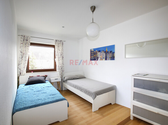 Schlafzimmer OG 1 Blick zum Fenster