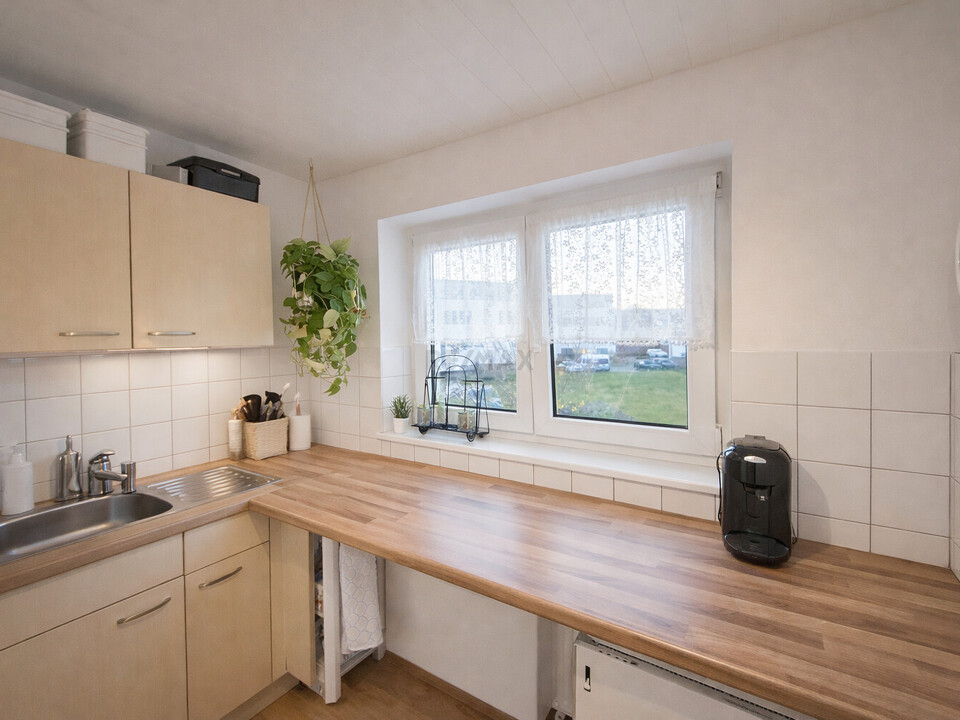 Aufgeräumte Küche durch KI erstellt