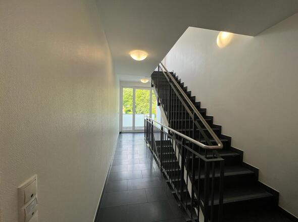 Treppenhaus mit Fahrstuhl