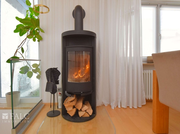 Kaminofen im Essbereich