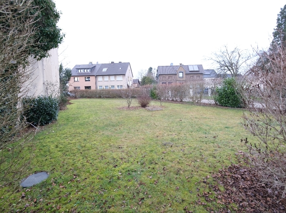 Baugrundstück zur Straßenseite