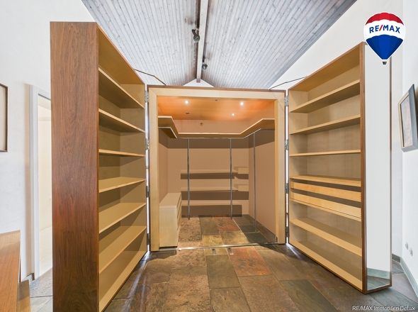  leerer KleiderschrankAM01722G0-PR0034-STILL007