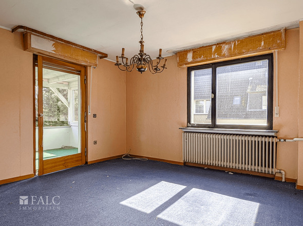 Schlafzimmer mit Zugang zum Balkon