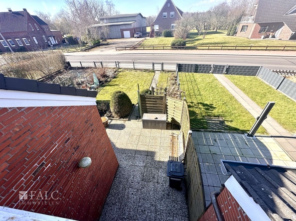 Blick vom Balkon auf den Garten