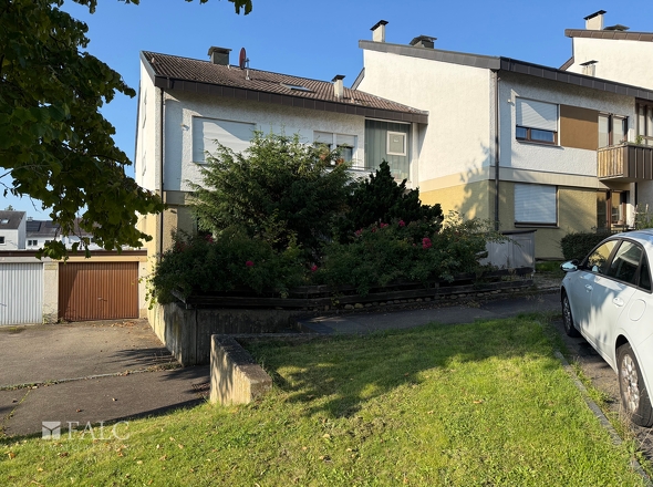 Hauseingang mit Garage