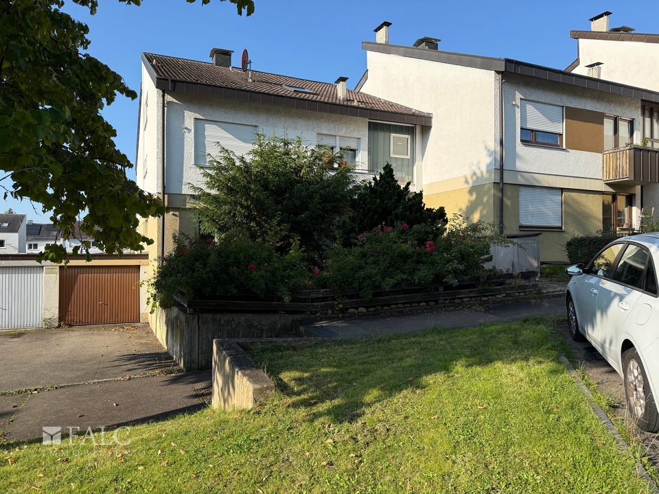 Hauseingang mit Garage