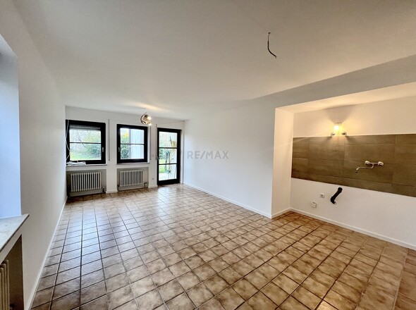 Wohnbereich und Küche UG links